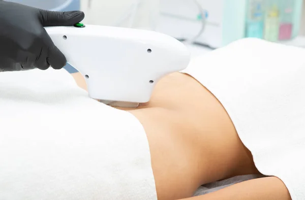 Kıza bikini bölgesinde lazer tüyü alınır. Lazer tüy aldırma. Vücut bakımı. Kozmetoloji