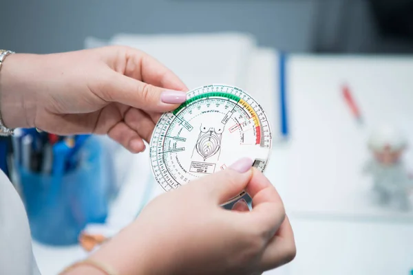 Bir jinekoloğun elinde gebelik takvimi