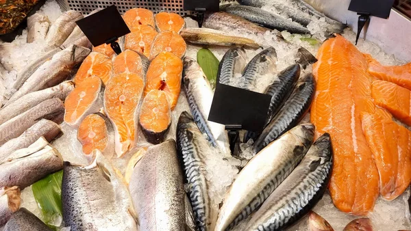 Buzlu taze balık bir mağazanın rafında ya da çiftçi pazarında bulunur. Sağlıklı ve taze yiyecek.