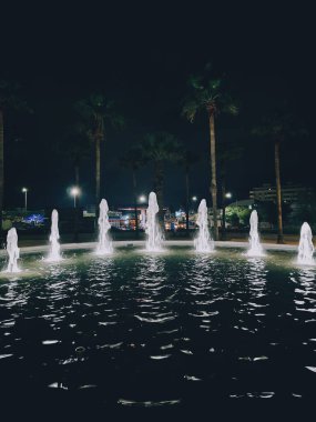 Geceleri parkta güzel bir çeşme 