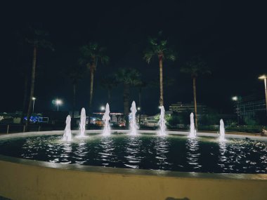 Geceleri parkta güzel bir çeşme 