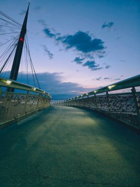 Şehirdeki köprünün manzarası, dönüm noktası. 