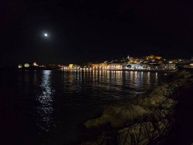 Geceleri güzel bir deniz kabuğu manzarası. 