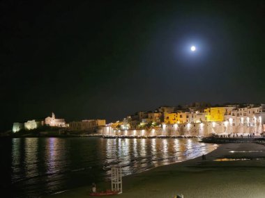 Geceleri güzel bir deniz kabuğu manzarası. 