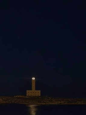 Gece deniz feneri kıyılarında 