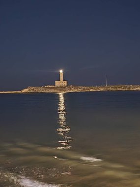 Gece deniz feneri kıyılarında 