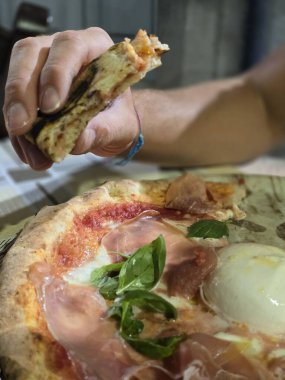 Genç adam restoranda pizza yeme