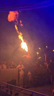 Alevler içindeki insanlar geceleri gösteri yapıyorlar.