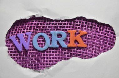 Kelime yazma işi. İş yerinde yapılan bir iş konsepti. Yapışkan kağıt üzerine yazılmış bir çalışma ve çaba var.