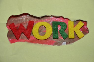 Sarı kağıtta renkli harflerden yapılmış zor bir kelime.