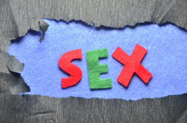 Soyut yırtık bir kağıtta seks kelimesi. seks konsepti.