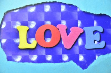 Mavi bir arka planda aşk kelimesi