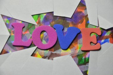 Renkli kalpli aşk kelimesi