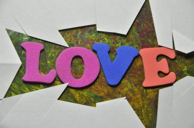 Soyut bir arkaplanda kelime aşkı