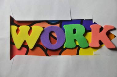 Renkli kağıt ve kelimeler ahşap masada işe yarar. iş kavramı.