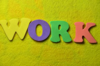 Sarı arkaplandaki ahşap alfabenin renkli harflerinden esinlenilmiştir..