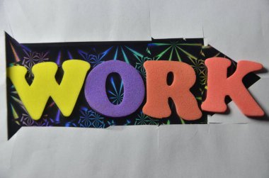 İşle ilgili mesaj yazma işi. İşi olan bir yerde çalışmak ya da tahta bir kağıt parçasına yazılmış bir iş konsepti.