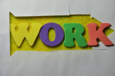 Çalış, çalış. Tahta masada, kalemle..