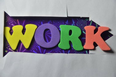 Renkli bir arkaplan üzerinde çalış