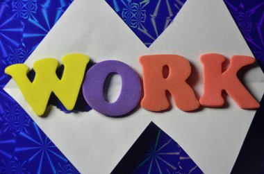 Kelime yazma işi. Bir şirkette çalışmak ya da çalışmak için bir iş konsepti bir kağıt parçasına yazılmış bir iş pozisyonunda çalışmak