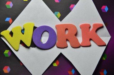 Renkli arkaplan üzerine kağıt üzerinde çalış