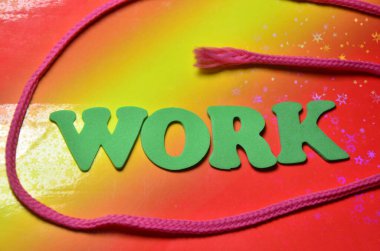 İlham verici çalışmaları gösteren metin. İş yapma ya da şirkette çalışarak yeni fikirlerin yaratıcılığı yenileyeceği fikri.