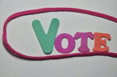 Kelime seçimi renkli arkaplanlı renkli harflerden oluşur..