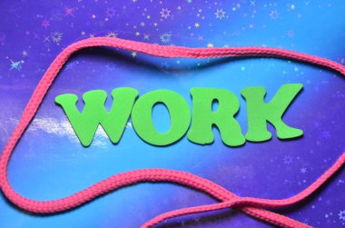 Çalışma saatlerinde ya da işi olan bir yerde çalışmak için ilham kaynağı ve iş kavramını gösteren metin