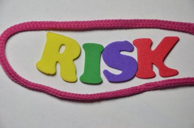 Soyut bir arkaplanda risk kelimesi