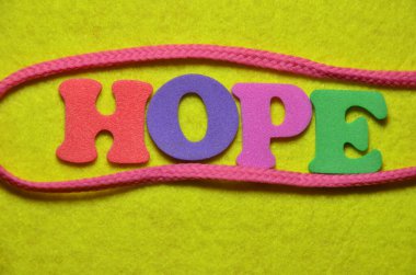 renkli bir arka plan üzerinde kelime umut