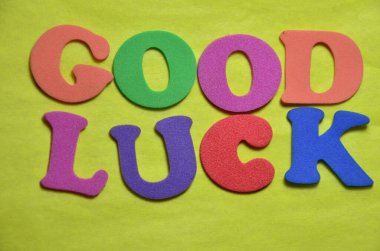 Kelime yazmak iyi şans getirir. Şans için iş kavramı ya da iyi dilekler mutlu ve olumlu yazılı ahşap yapışkan not ile