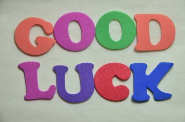 Şans, renkli arka planı olan tahta küplerde şans.