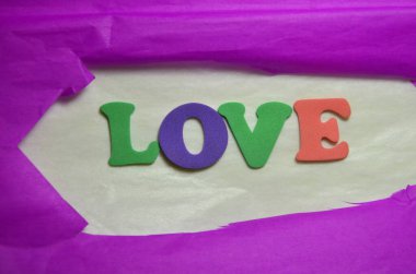 Renkli arka planda kelime aşkı