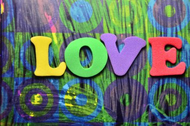 Renkli bir arka planda aşk kelimesi