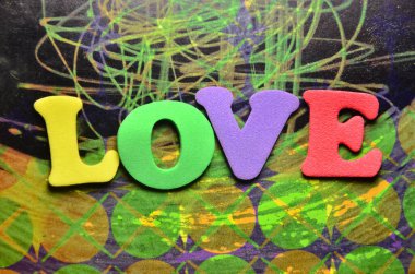 Soyut renkli arkaplanda aşk kelimesi