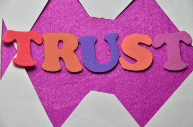 renkli bir arka plan üzerinde kelime güven