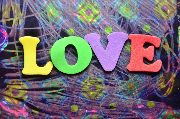 bir soyut kelime aşk