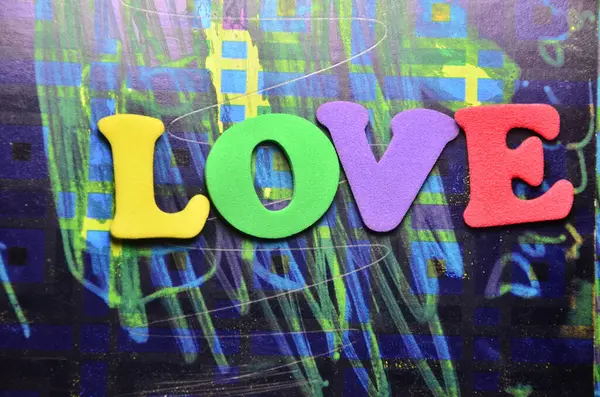 Soyut renkli arkaplanda aşk kelimesi