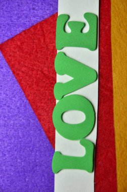 Soyut bir arkaplanda renkli bir sözcük