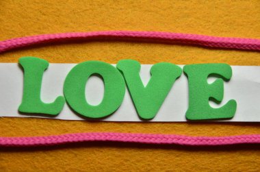 Renkli kalplerden gelen renkli sözler pembe bir arka planda, sevgililer gününde, sevgililer gününde.