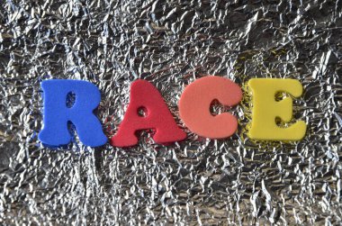 Beyaz arkaplanda beyaz ve turuncu harflerle 