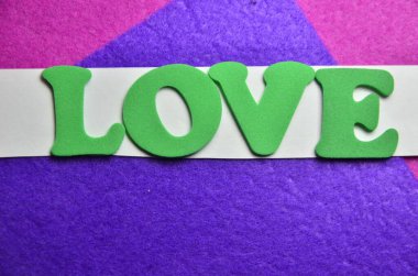 marka aşkı renkli soyut arkaplanda yazıldı