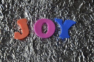 renkli bir arka plan üzerinde kelime