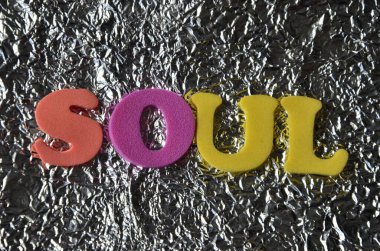 Siyah arka planda kelime ruhu