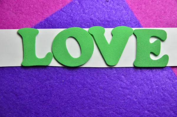 marka aşkı renkli soyut arkaplanda yazıldı