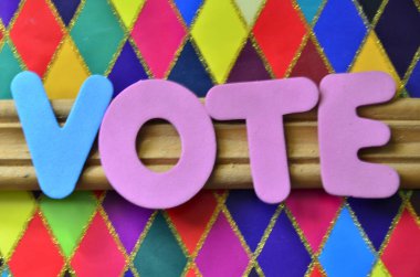 Renkli soyut arkaplan üzerine oylama kelimesi