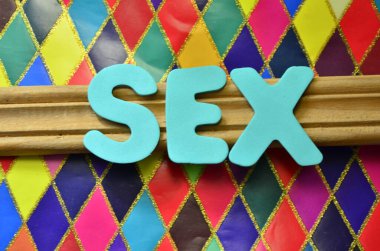Seks kelimesi soyut renkli arkaplanda yazılıdır.