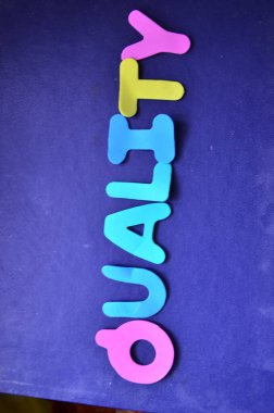 Soyut renkli arkaplanda kaliteli sözcük