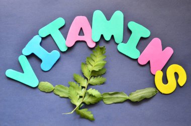 Taze yapraklar ve mektuplardan yapılmış bir kelime..