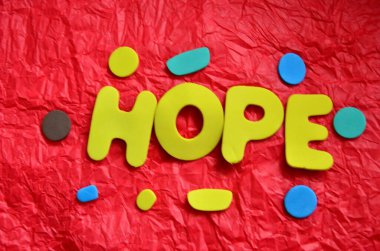 soyut renkli kağıt üzerinde umut kelimesi